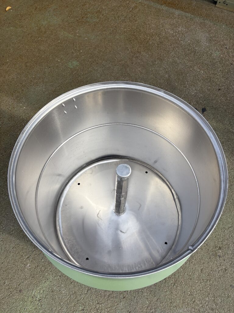 Aluminijasta posoda z vložkom s cevjo